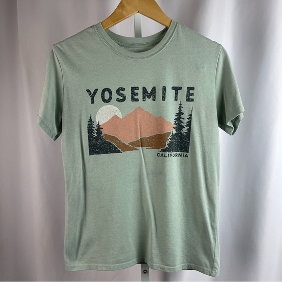 Zoe + Liv Small Yosemite Nature Mountain Trees Outdoor Hiking Graphic T Shirt - Picture 1 of 5
